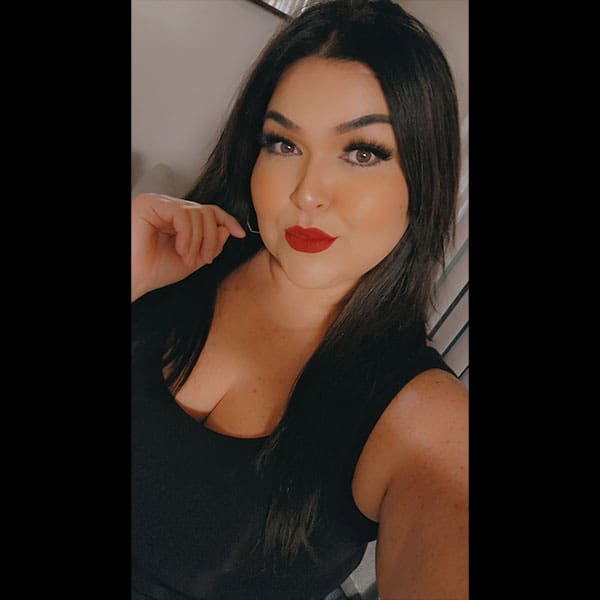 Real Estate Agent Mindy Holguin