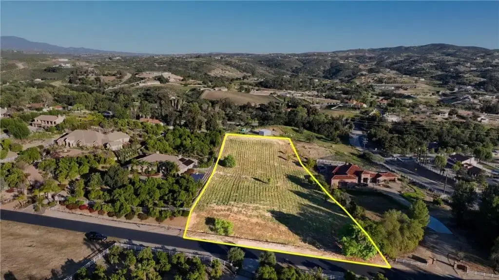 2.69 acre land for sale in Temecula Wine Country Glen Oaks Ranch gated community 41425 Via Del Toronjo