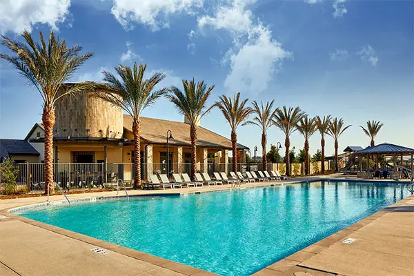 Sommers Bend clubhouse and resort-style swimming pool in Temecula, California